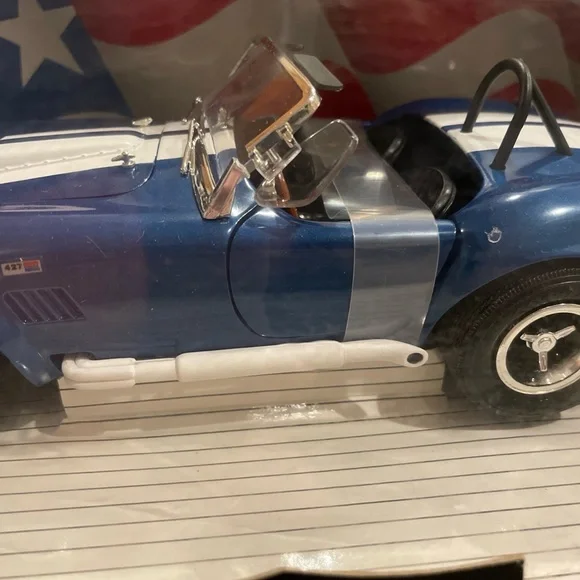 Ertl American Muscle Collectors Edition 1/18th Scale Shelby Cobra 427 Die Cast - Picture 6 of 6